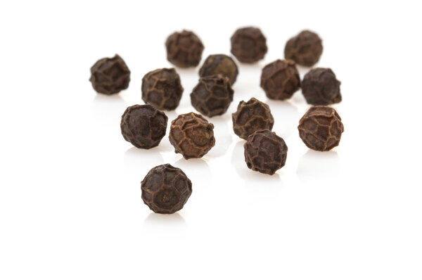 специи перца на белом фоне
