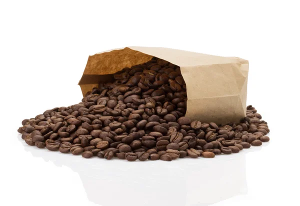 Kaffeebohnen auf weißem Hintergrund — Stockfoto