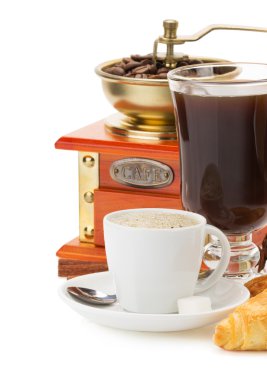 Bir fincan beyaz kahve.