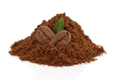 Beyaz arka planda kahve çekirdekleri