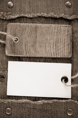 ahşap zemin üzerinde mavi jean