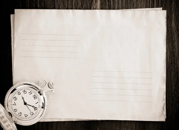 Годинник ручка в конверті — стокове фото