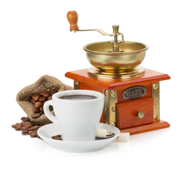 Tasse Kaffee und Bohnen auf weiß — Stockfoto