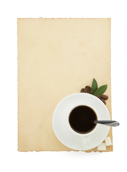 Tasse Kaffee und Pergament auf weiß — Stockfoto