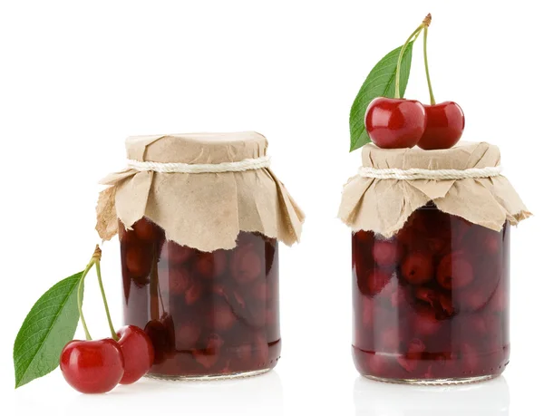 Confiture de cerises isolée sur blanc — Photo