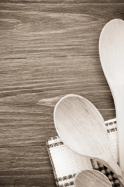 Cuchara de madera como utensilios en la mesa — Foto de Stock
