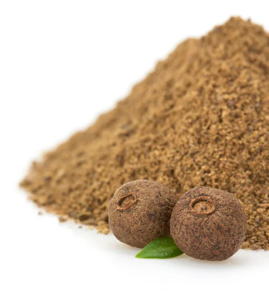 Allspice på vit bakgrund — Stockfoto