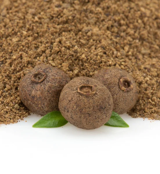 Allspice sobre fondo blanco — Foto de Stock