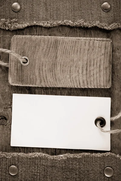 ahşap zemin üzerinde mavi jean