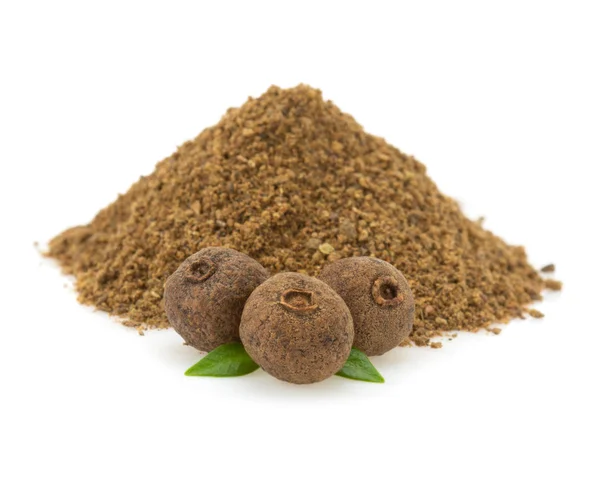 Allspice på vit bakgrund — Stockfoto