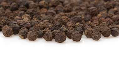 beyaz zemin üzerine biber baharat