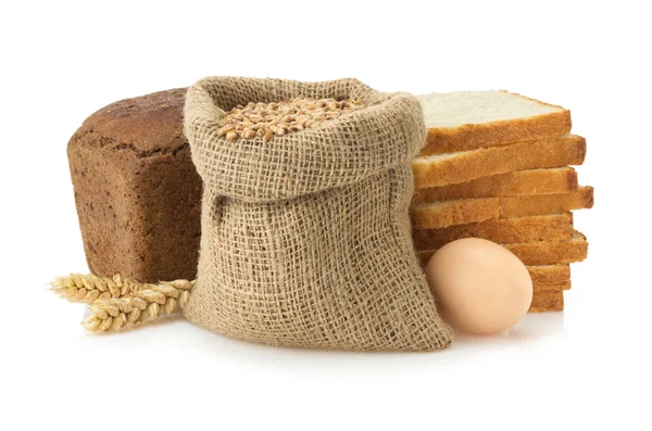Trigo e pão sobre branco — Fotografia de Stock