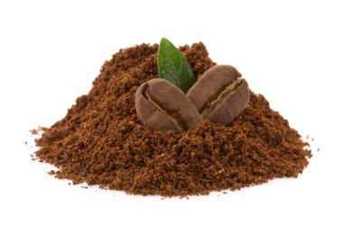 Beyaz arka planda kahve çekirdekleri