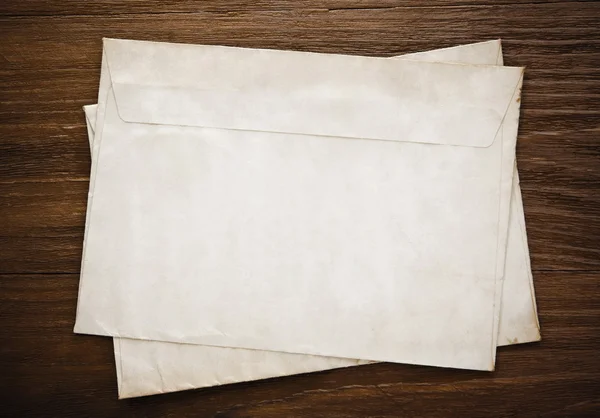 Oude post envelop op hout — Stockfoto