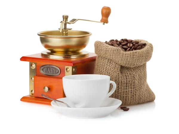 Tasse Kaffee und Bohnen auf weiß — Stockfoto