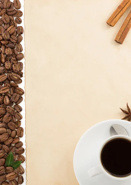 Чашка кофе и пергамент — стоковое фото