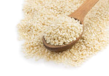 Susam beyaz üzerine kaşık içinde