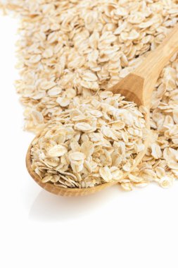 beyaz üzerine kaşık yulaf gevreği