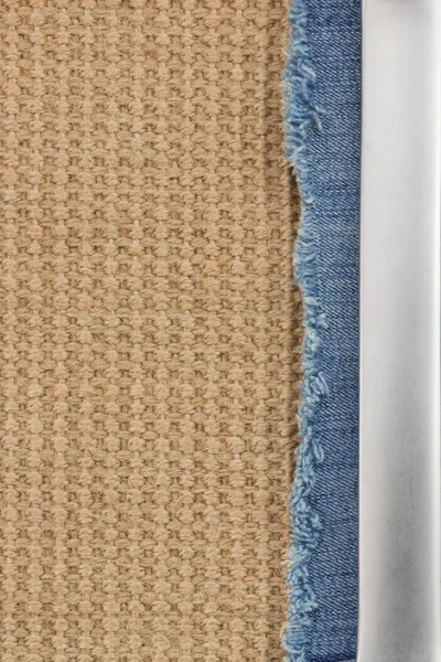 Jeans e burlap hessian fundo — Fotografia de Stock