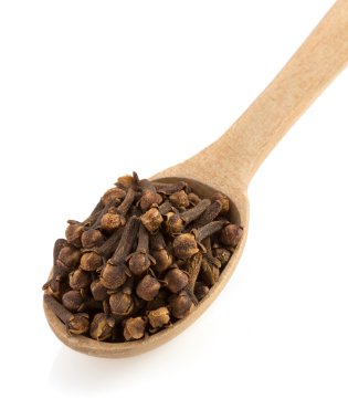 karanfil baharat ve kaşık