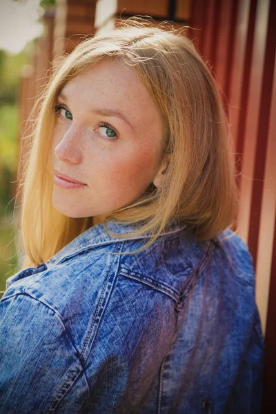 Hermoso retrato de mujer joven — Foto de Stock