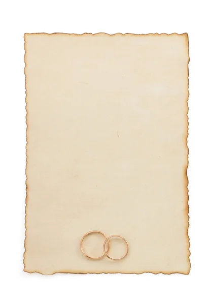 Обручальное кольцо и старая бумага — стоковое фото