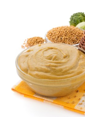 kase üzerinde beyaz hardal sosu