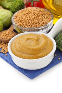 kase üzerinde beyaz hardal sosu