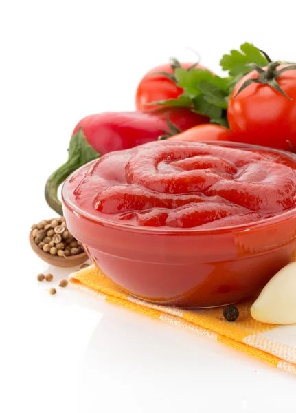 Salsa di pomodoro in ciotola su bianco — Foto Stock