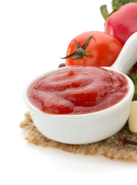 白色衬底上的碗里的西红柿酱 — 图库照片