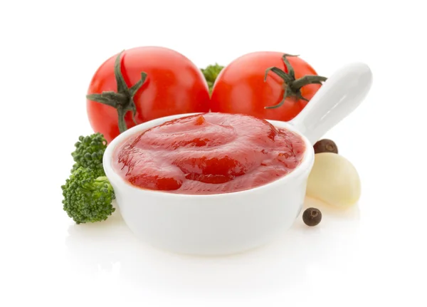 Tomatensauce in Schüssel auf weiß — Stockfoto
