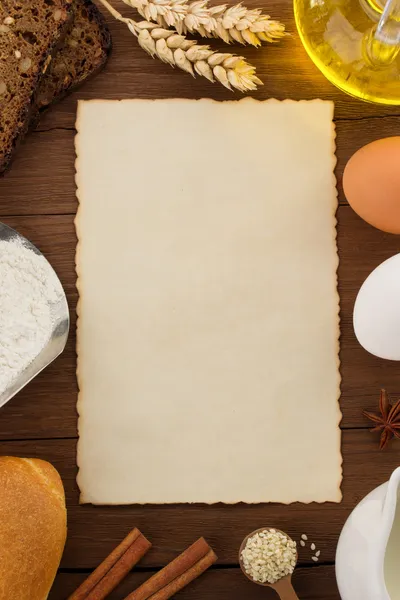 Pão fresco em madeira — Fotografia de Stock