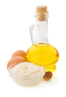 beyaz zemin üzerine mayonez sos