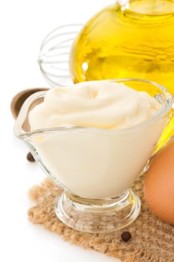 beyaz zemin üzerine mayonez sos