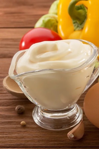 Mayonnaise-Sauce in Schüssel auf Holz — Stockfoto