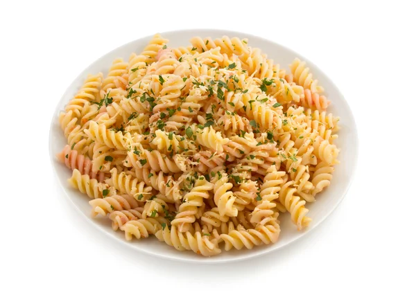 Nudeln fusilli im Teller auf weiß — Stockfoto