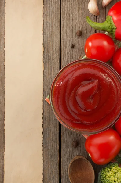 Molho de tomate na tigela em branco — Fotografia de Stock