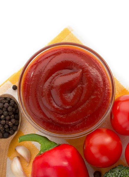 Molho de tomate na tigela em branco — Fotografia de Stock