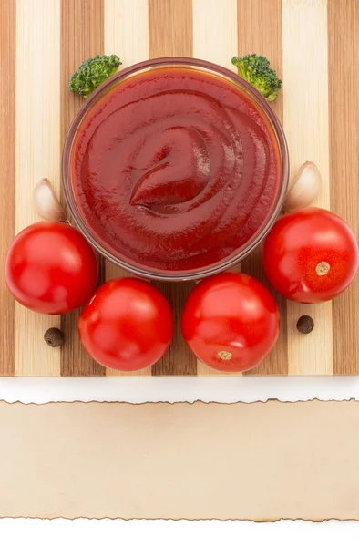 Sos pomidorowy na deski do krojenia — Zdjęcie stockowe