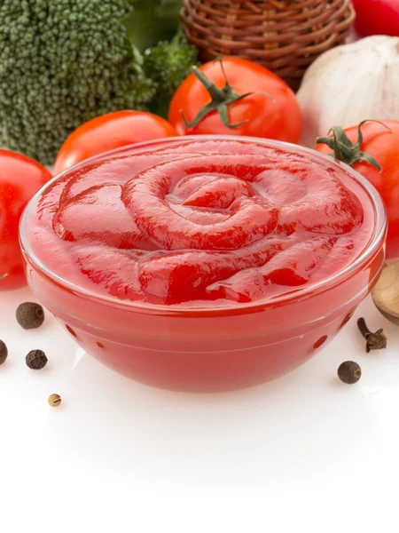 Tomatensauce in Schüssel — Stockfoto