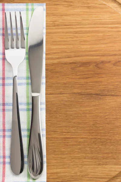 刀和叉在餐巾 — 图库照片
