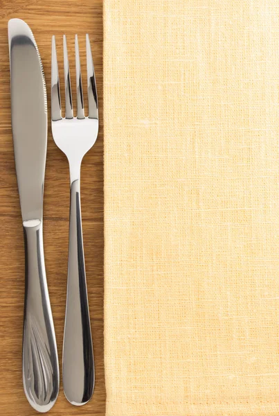Mes en vork bij servet — Stockfoto
