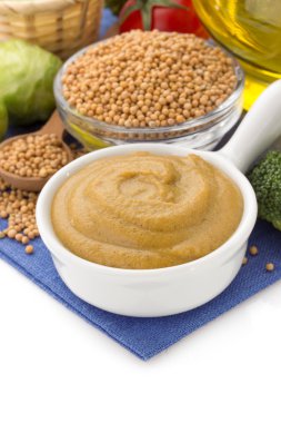 kase üzerinde beyaz hardal sosu