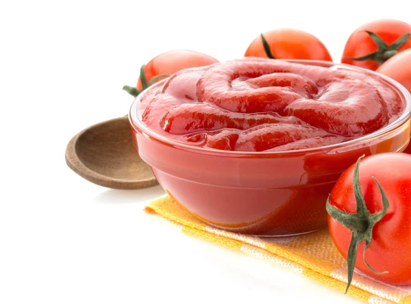Tomatsås i skål på vit — Stockfoto