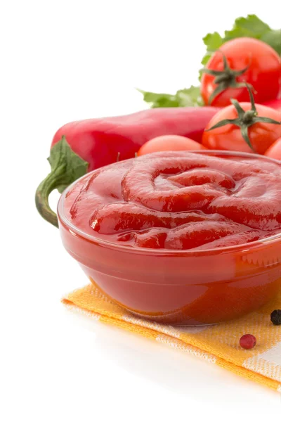 Sauce tomate dans un bol sur blanc — Photo