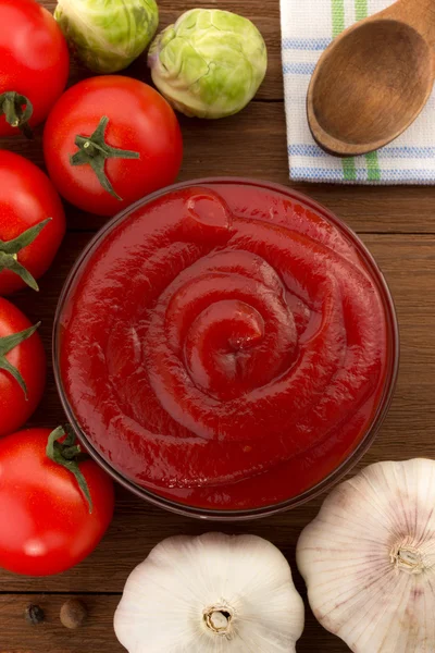 Sauce tomate dans un bol sur bois — Photo