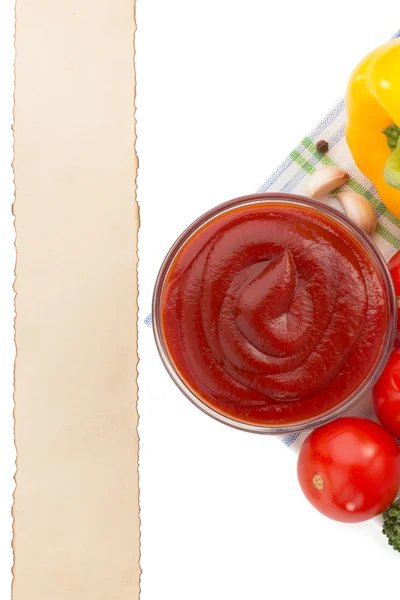 Tomatensaus in kom op wit — Stockfoto