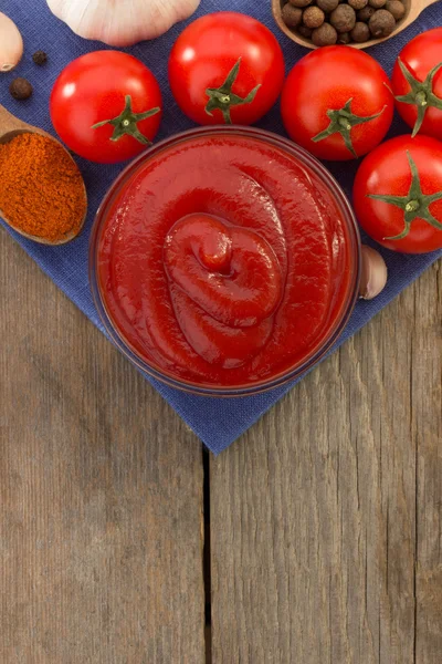 Sauce tomate dans un bol sur bois — Photo