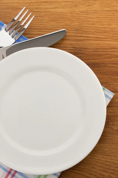 접시, 나이프와 커팅 보드에 포크 — 스톡 사진