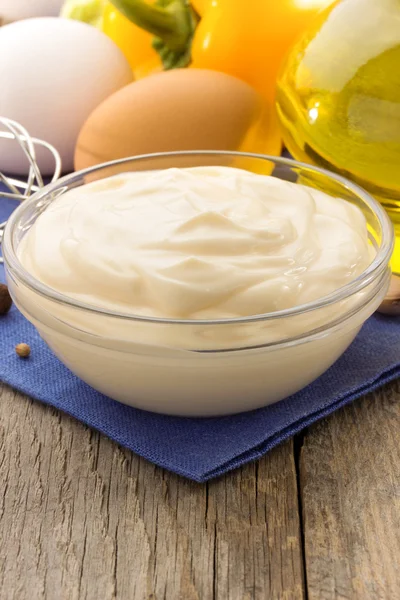 Mayonnaise sauce in bowl on wood — Stock Photo, Image